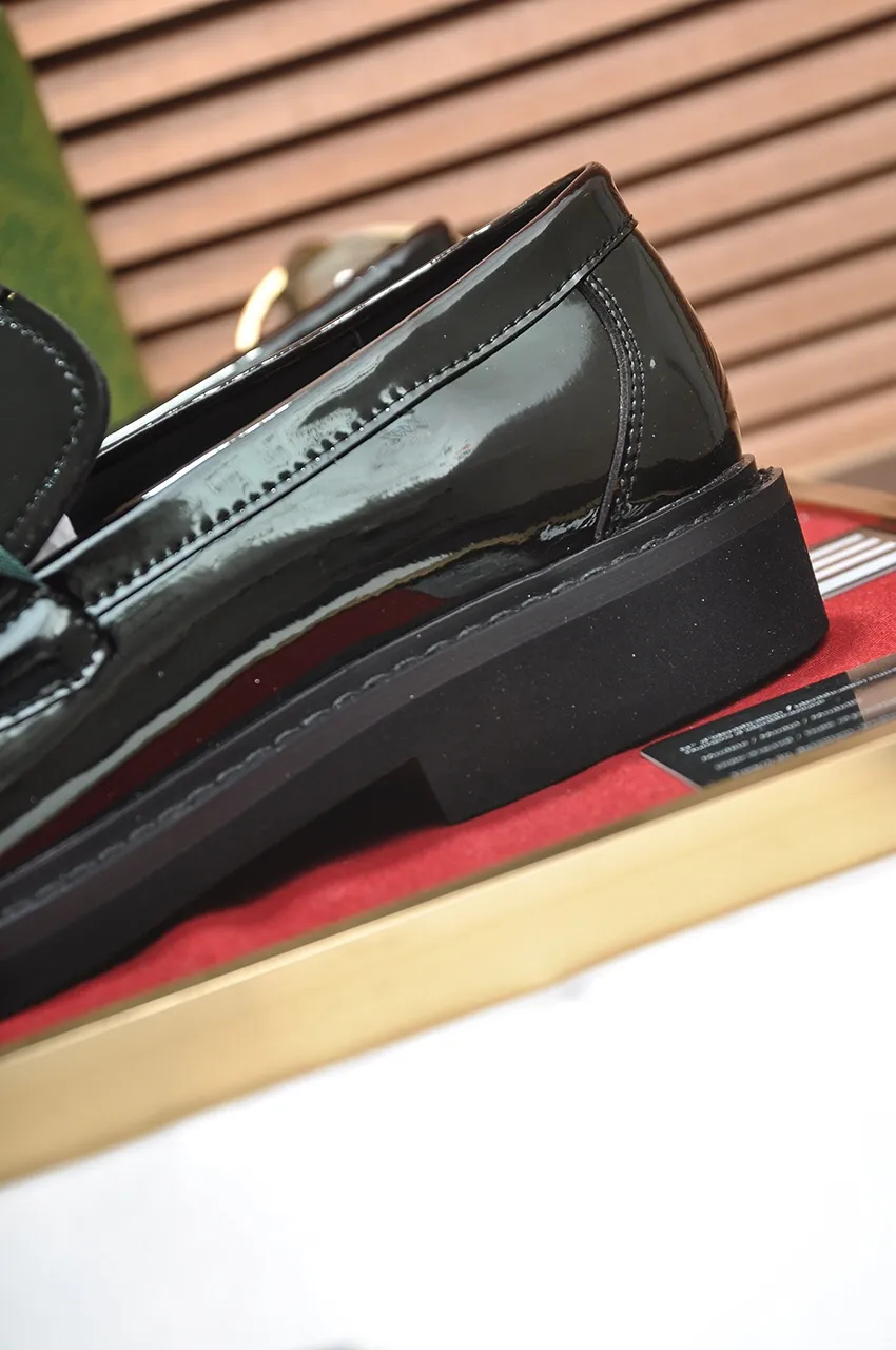 Factory price 540💶Italy’s top luxury men’s shoe giant (GUCCI) (Gucci) (full cowhide lining) new arrival🍃Original European style🔰 Pleasant to the eye😍In order to make the shoes more durable and non-deformable🌀The production continues to follow traditional methods but there is still no lack of innovation💪The original open-edge beaded cowhide is selected for the leather♻️ Smooth, natural and extra bright⭐Made of imported cowhide The rich man’s first choice 38-45 (45 customized)